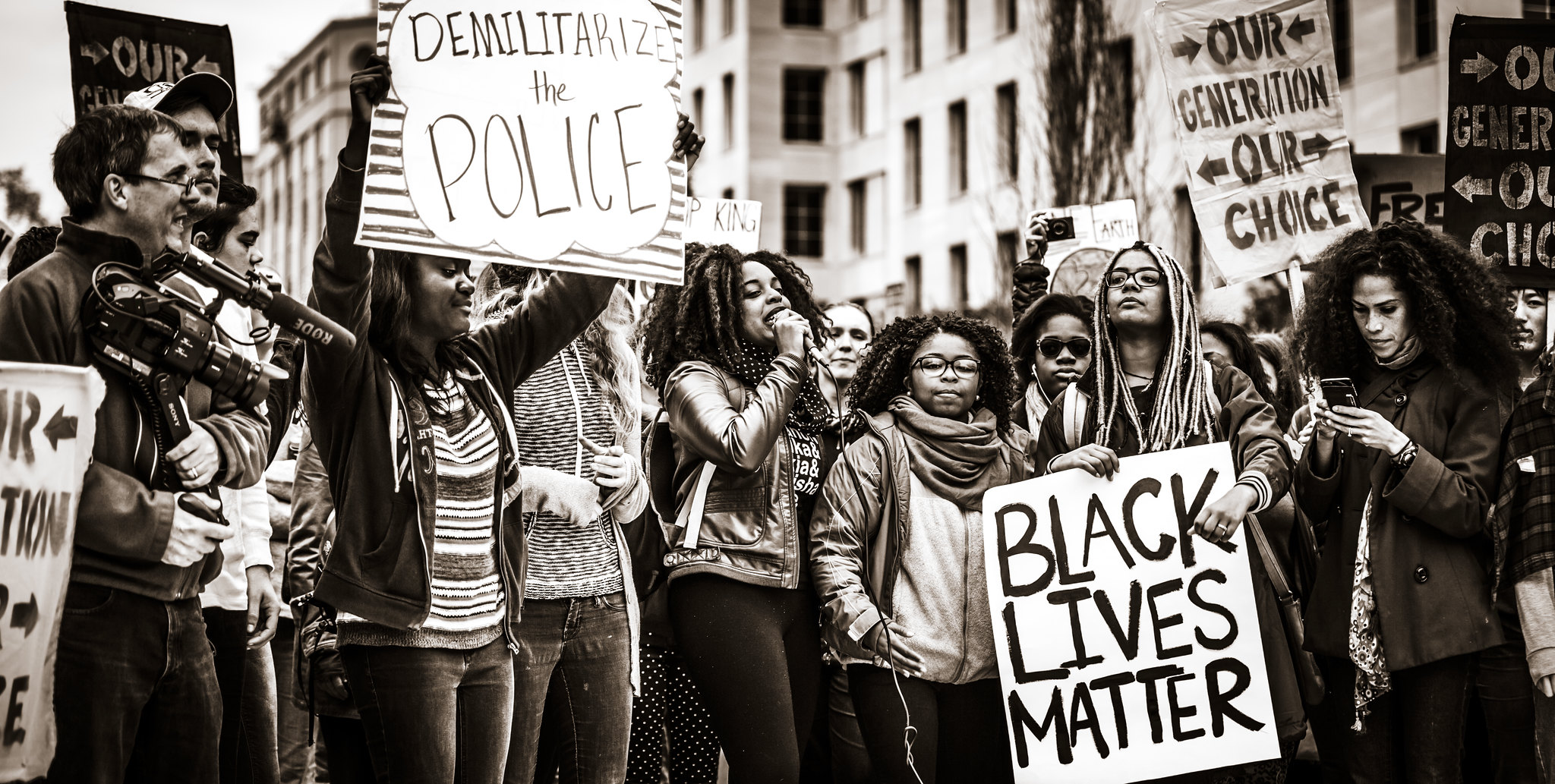 블랙 라이브스 매터 시위. 'Demilitarize the Police, Black Lives Matter', Johnny Silvercloud [CC BY-SA 2.0]