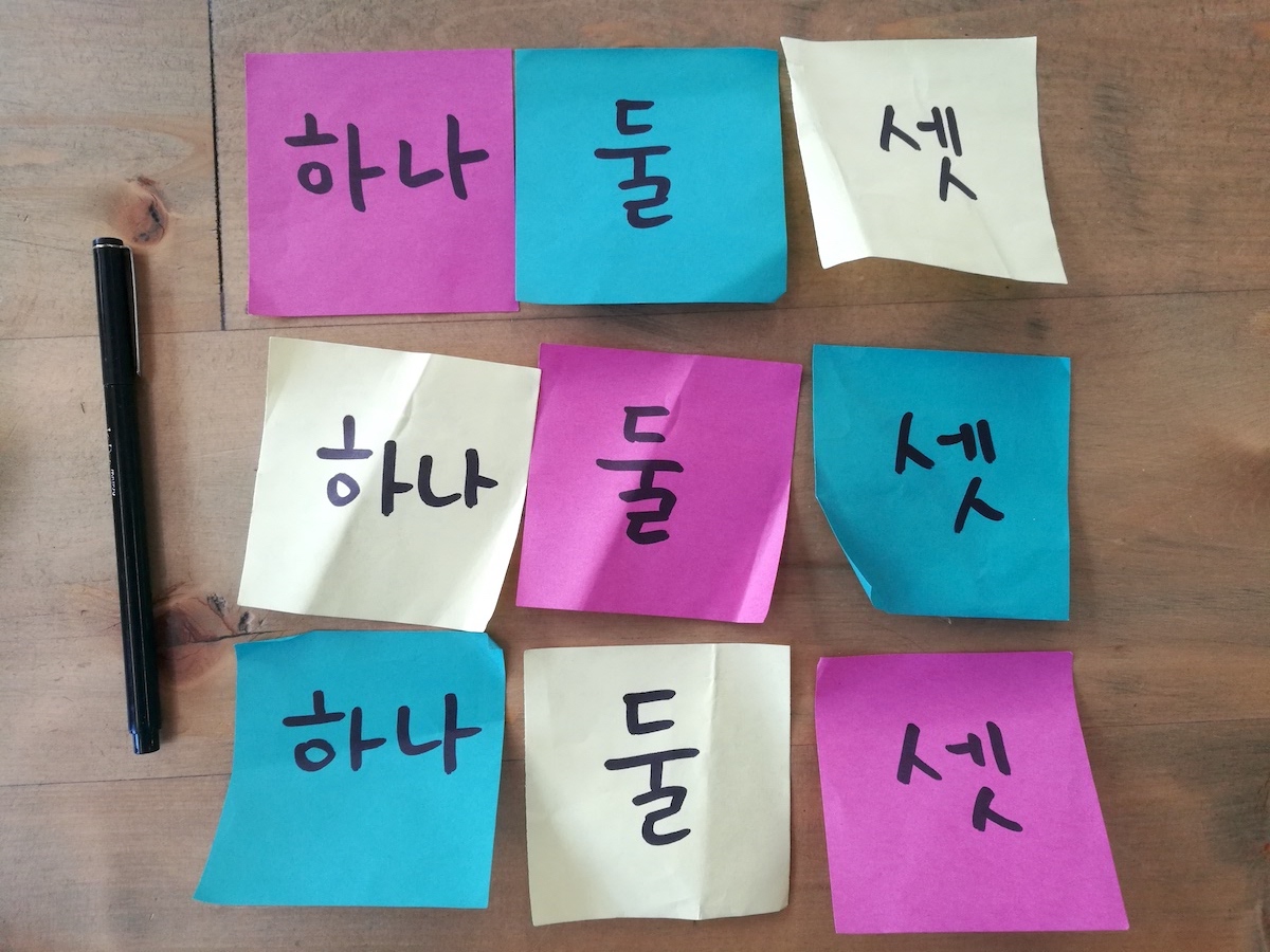 Nine sticky notes with different word-color combinations; the written words are 하나 (one), 둘 (two), and 셋 (three).